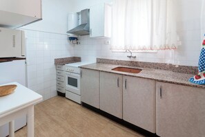 Fridge, microwave, oven, stovetop - Odisea - Apartment (Playa De Piles, Valencia)