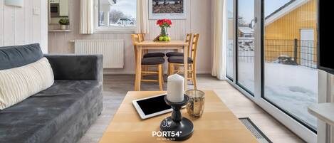 Tv, eldstad, dvd-spelare och en stereo