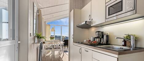 Réfrigérateur, micro-ondes, plaque de cuisson, lave-vaisselle