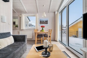 Televisie, een open haard, een dvd-speler en een stereo