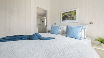 2 bedrooms, travel crib, free WiFi