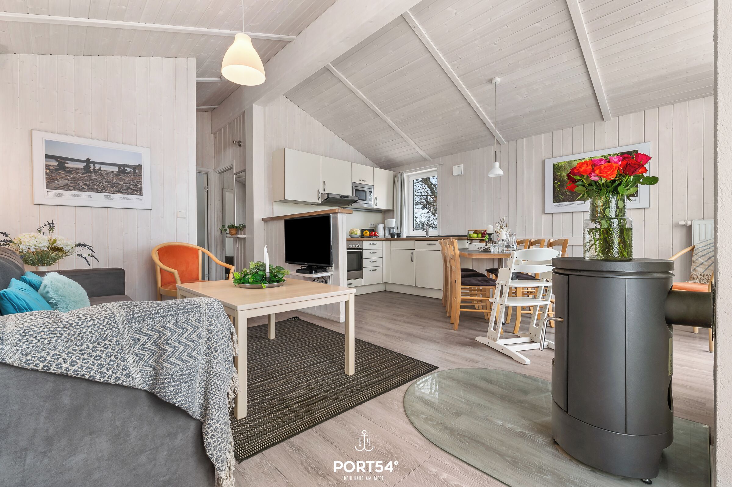 Een televisie, een open haard, een dvd-speler en een stereo