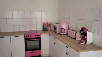 Kühlschrank, Mikrowelle, Ofen, Geschirrspüler