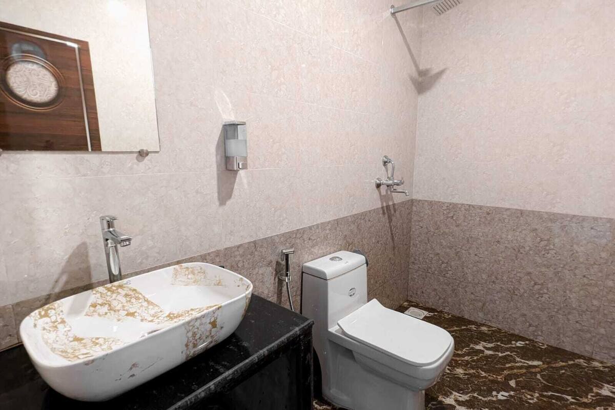 Habitación estándar | Baño | Regadera y toallas
