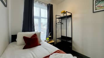 Townhouse Comfort, 3 kamar tidur, dapur, pemandangan kebun | Seprai premium, busa memori, tempat tidur bayi, dan Wi-Fi gratis
