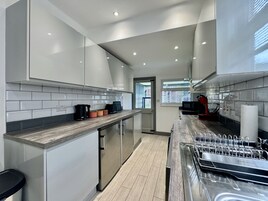 Comfort Townhome, 3 Bedrooms, Kitchen, Garden View | Private kitchen | Toaster