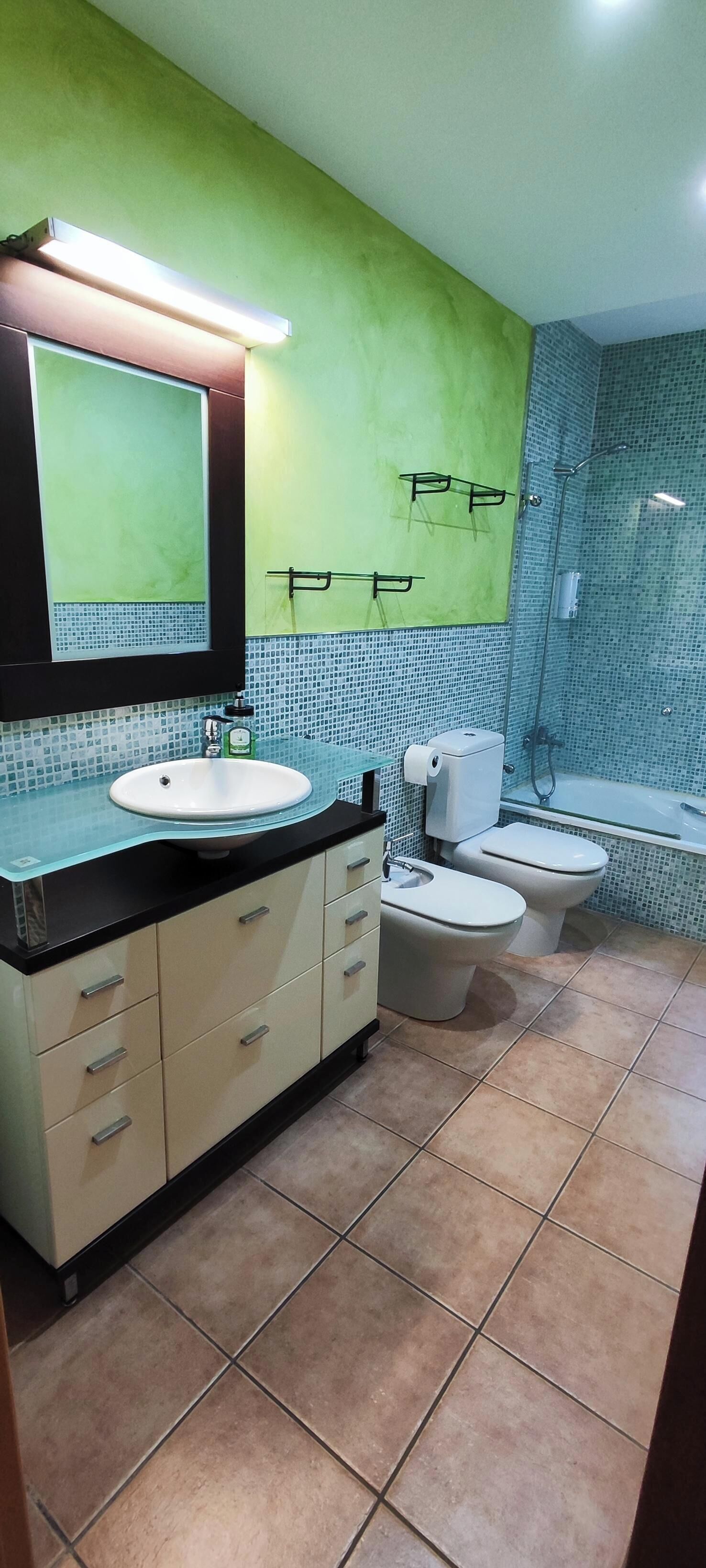 Sèche-cheveux, bidet, serviettes fournies, savon