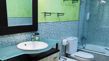 Sèche-cheveux, bidet, serviettes fournies, savon