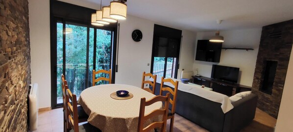 Smart TV, fireplace