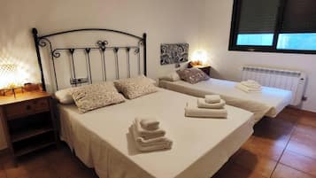 3 slaapkamers, een strijkplank/strijkijzer, gratis wifi, beddengoed