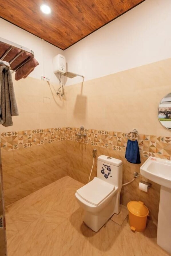 A bathroom with a toilet, bidet, and sink.