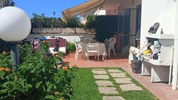 House, 2 Bedrooms, Smoking, Balcony | Garden