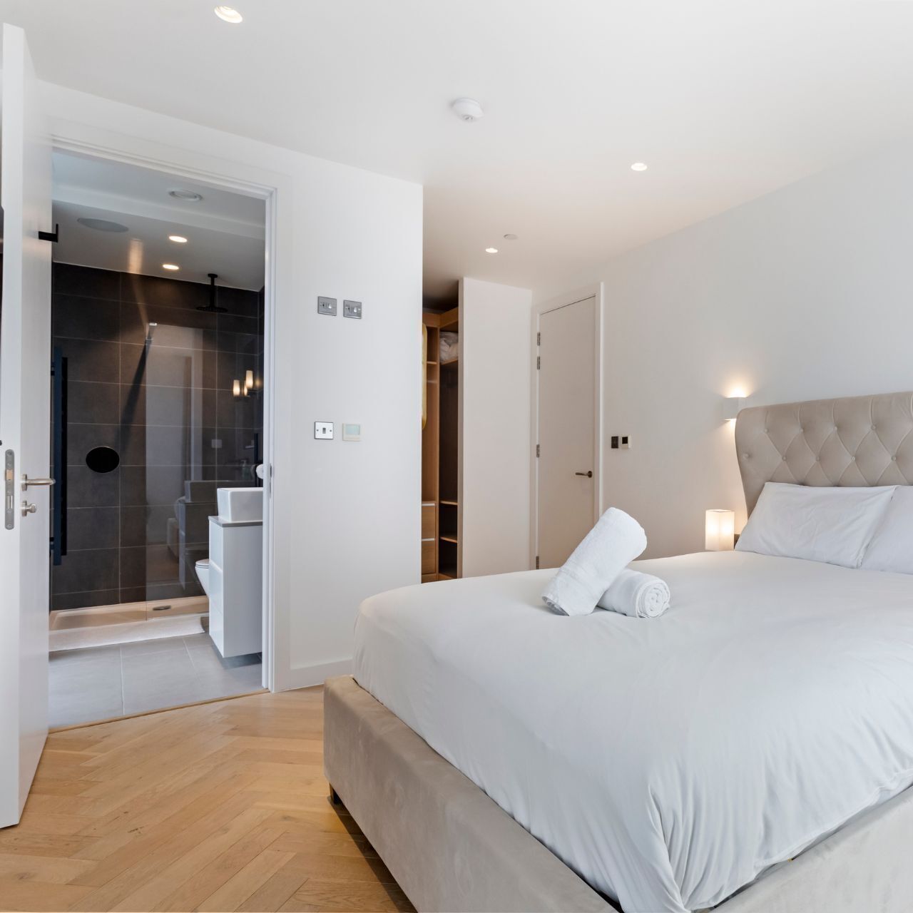 3 slaapkamers, een bureau, een strijkplank/strijkijzer, gratis wifi