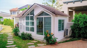 Terrace/patio - Grand Texan Mansion Retreat (Ban Puek)