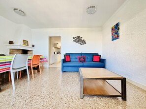 TV - Apartment with Terrace 1 min from Almadrava Beach, Parking Included (Roses)