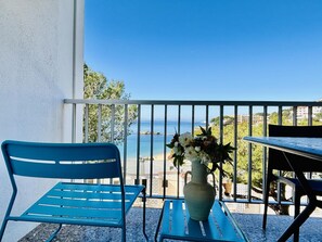 Outdoor dining - Apartment with Terrace 1 min from Almadrava Beach, Parking Included (Roses)