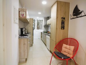 Réfrigérateur, four à micro-ondes, un four, surface de cuisson