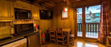 雪櫃、微波爐、焗爐、洗碗機