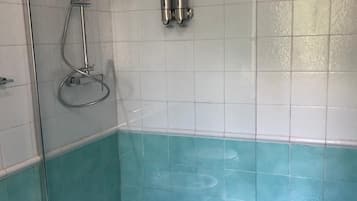 Secador de cabelo, bidê, toalhas de banho, sabonete