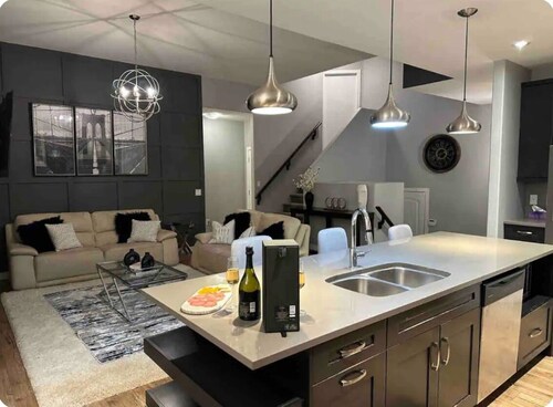 Charming 3-bedroom house with WiFi and AC in enjoyable Saskatoon