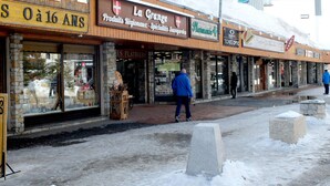 A storefront with signs for 'La Grange' and 'Pharmacie'. - Comfortable apartment Tignes Val Claret, 5 pers, near slopes (Tignes)