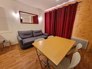 Dining - Cozy apartment 4 pers, near cable car, non-smoking, pets allowed (Valfréjus)