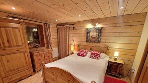 3 bedrooms - Charming renovated chalet, sleeps 8, Valfréjus (Valfréjus)