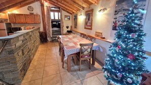 Dining - Charming renovated chalet, sleeps 8, Valfréjus (Valfréjus)