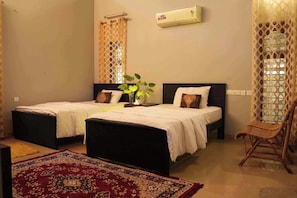 Camera Deluxe, letti multipli, non fumatori, bagno privato | Una scrivania, postazione laptop, ferro/asse da stiro, Wi-Fi gratuito