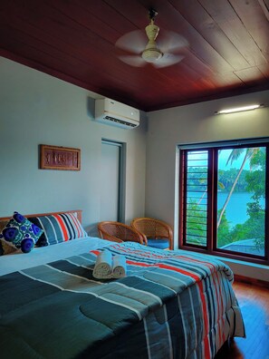 Rom – deluxe, 1 kingsize-seng, balkong, elveutsikt | Skrivebord, skrivebord for bærbar PC og strykejern/-brett