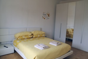 2 bedrooms, travel crib, free WiFi, bed sheets