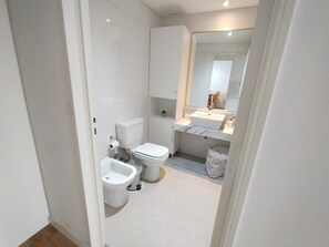 Shower, hair dryer, towels - Astor Views - Modern 1BR apartment in Nunez (Buenos Aires)