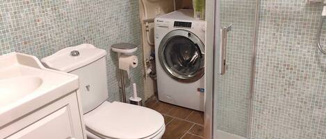 Een douche, een haardroger, handdoeken, zeep