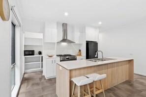 Jääkaappi, mikroaaltouuni, uuni, liesi