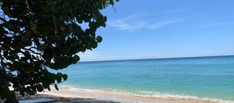 Summer Getaway: 2Bed Bungalow with Private Pool