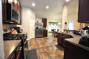 Kylskåp, mikrovågsugn, ugn och spishäll