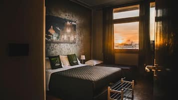 Deluxe-Dreibettzimmer, Stadtblick | Schreibtisch, Verdunkelungsvorhänge, Bügeleisen/Bügelbrett