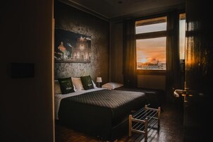 Tripla Deluxe, angolo cottura, vista città | Una scrivania, tende oscuranti, ferro/asse da stiro, Wi-Fi gratuito