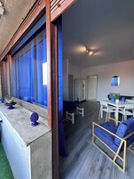 Una scrivania, tende oscuranti, ferro/asse da stiro, Wi-Fi gratuito