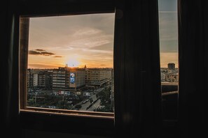 华丽三人房, 简易厨房, 城市景观 | 办公桌、遮光窗帘、熨斗/熨板、免费 WiFi