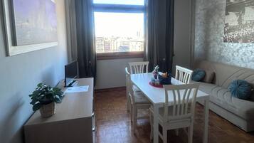 Comfort-Suite, Stadtblick | Wohnbereich | Flachbildfernseher