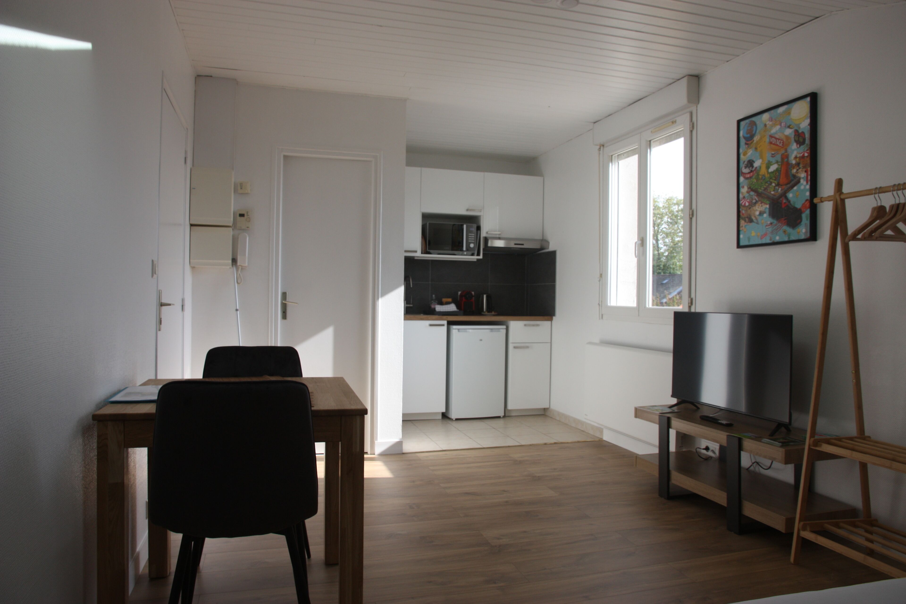 Comfort Studio, Non Smoking, Kitchenette | Private kitchen | Electric kettle, dining tables