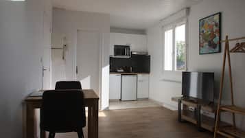 Comfort Studio, Non Smoking, Kitchenette | Private kitchen | Electric kettle, dining tables
