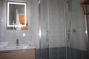Family Apartment, 2 Bedrooms, Non Smoking, Kitchen | Bathroom