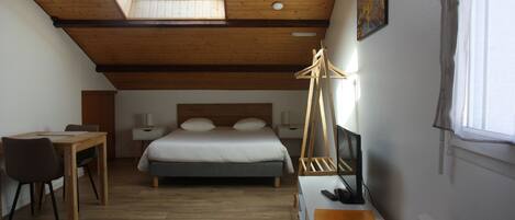 Comfort Studio Suite, 1 King Bed, Non Smoking, Kitchenette | Premium bedding, individually furnished, iron/ironing board, travel cot