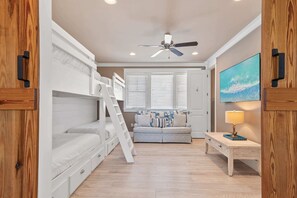 5 habitaciones, tabla de planchar con plancha, cuna de viaje y wifi