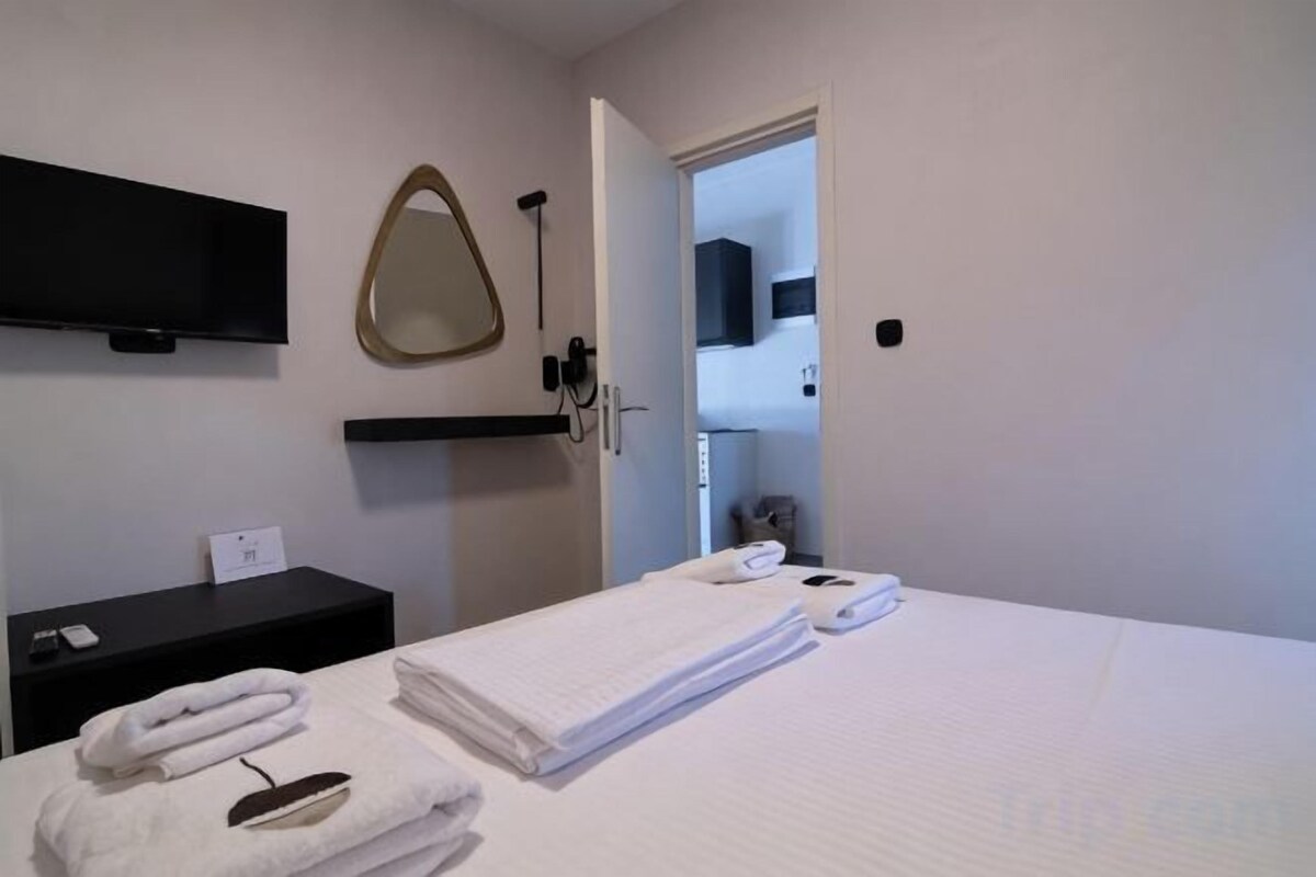 1 bedroom, premium bedding, down comforters, memory foam beds