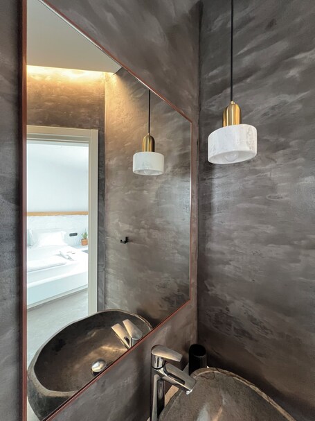 Thronos Suites - Image 30