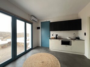Deluxe Suite, Balcony, Sea View | Private kitchen
