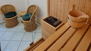 A wooden sauna with two wicker chairs and a wooden bench. - Maison Ciccio - il Monticello with private Sauna (Campania)